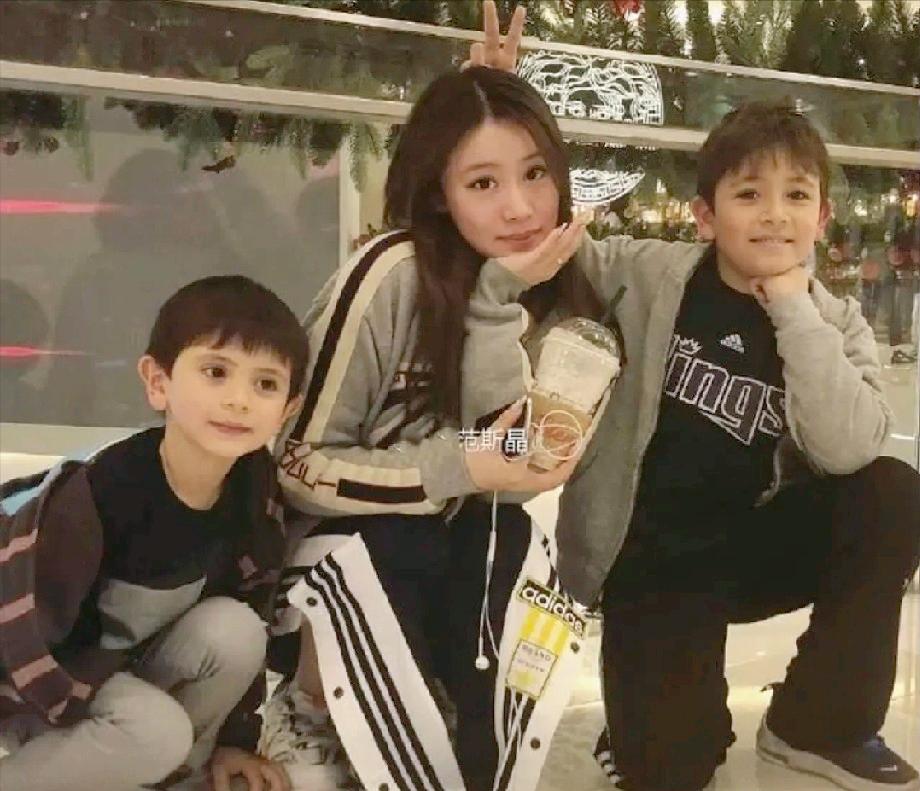 范志毅的第一任妻子李倩，又生了两个混血儿子，在国外生活很幸福。在大众的固有印
