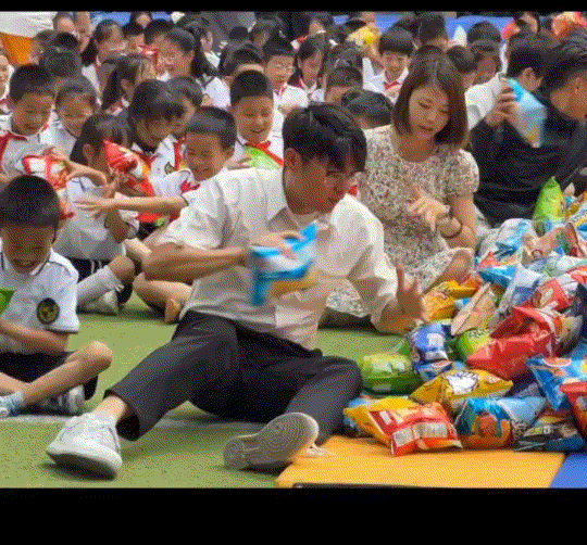 笑不活了！四川成都一小学，为给孩子们庆祝六一儿童节，便举办了一场“抢零食”的活动