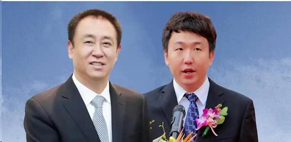 清华硕士加哈佛海归，这配置放哪都是人中龙凤。可许家印俩儿子顶着这王炸学历，不接班