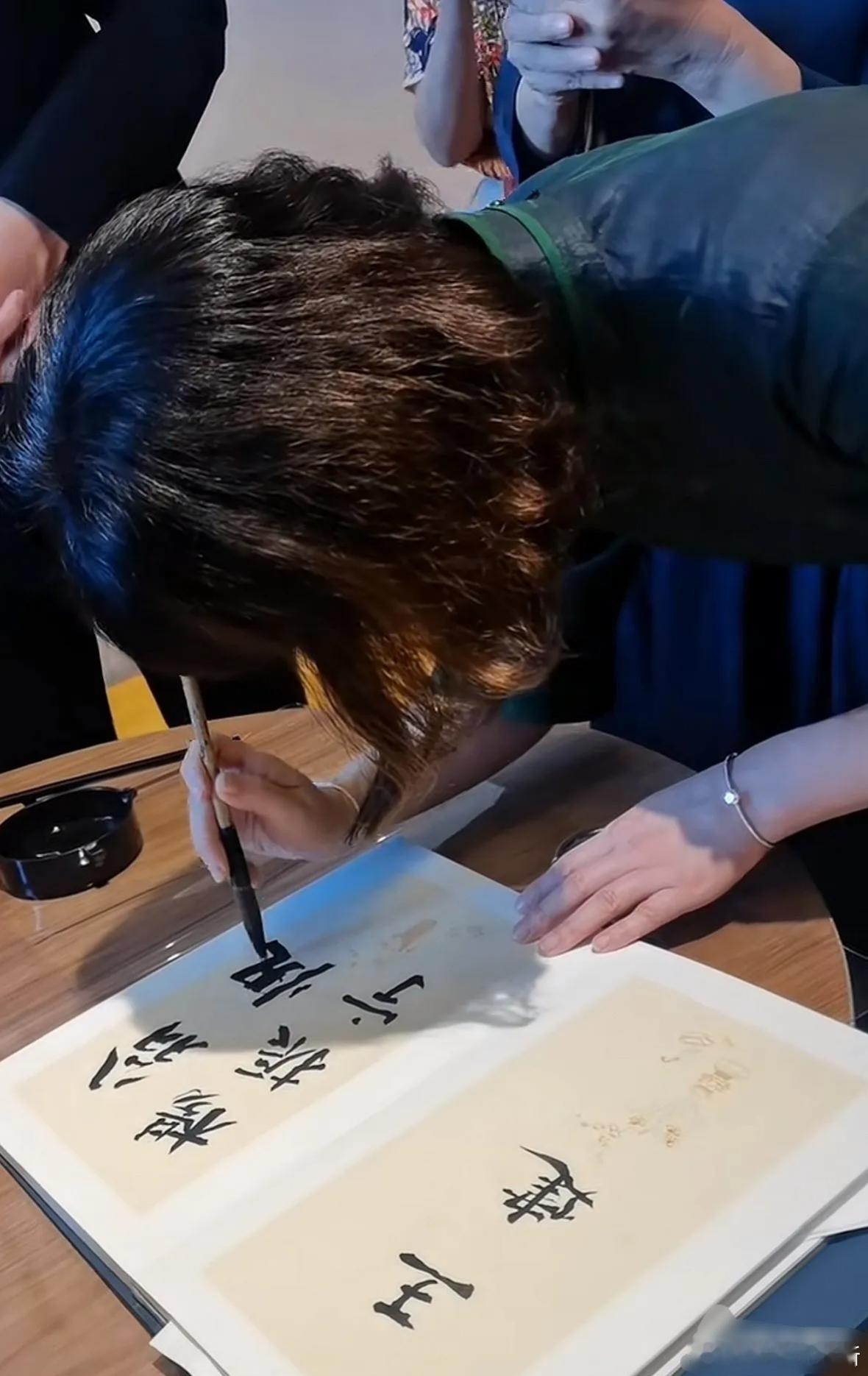 原本以为，翁帆只是说得一口流利的英语，没想到，翁帆还写得一手好毛笔字，原来，跟优