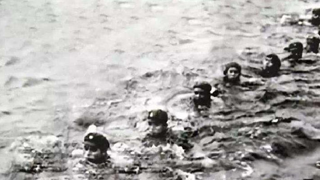 1965年9月29日，解放军驻琼某部9名战士武装泅渡琼州海峡，每人携带手枪、子弹