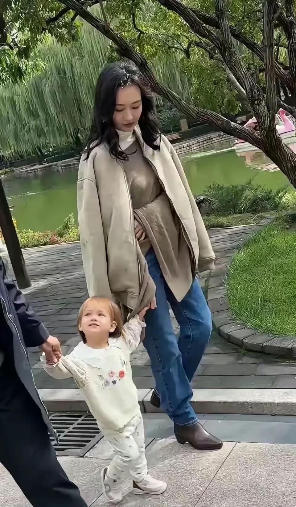 演员王鸥牵女儿外出，女儿首次被外界拍到。王鸥女儿细长眼睛，眉清目秀的，头发稀黄