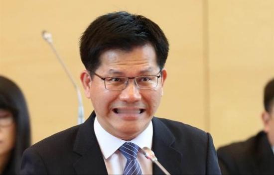 “台独”放话。据台媒报道，台伪“外长”林佳龙今天在广播节目中否认赖清德将出席