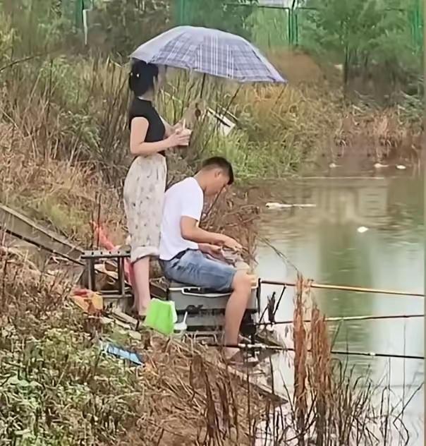 朋友开了个钓鱼场，学习了台球室老板的做法，招了十来个漂亮的小姐姐，每天的工作就是