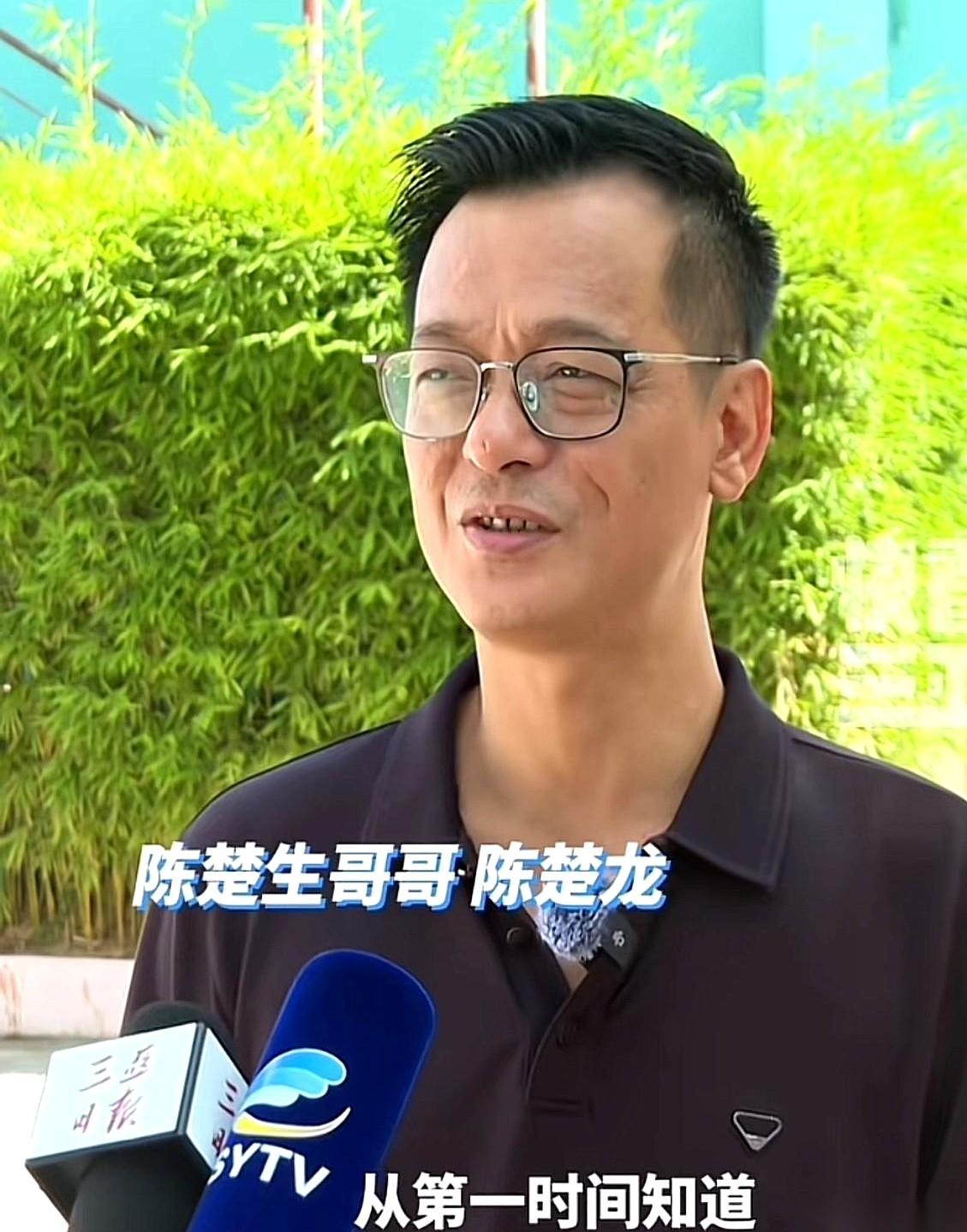 几万人在体育场里扯着嗓子欢呼，却只有一个男人在台下红了眼眶，嘟囔着一句“我觉得自