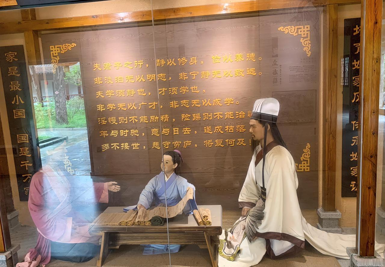 昨晚去操场散步，偶遇一位在乡下教了一辈子书的退休老教师，闲聊了几句，听完他的心里