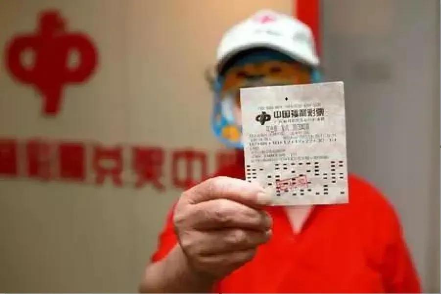 刷到一个新闻，浙江绍兴一位老人买彩票20多年，终于中712万大奖！扣掉20%的