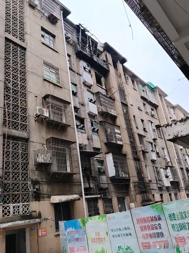 痛心！衡阳居民楼凌晨火灾致5死2伤给我们的教训，如果你家也是老旧小区，这3个隐患