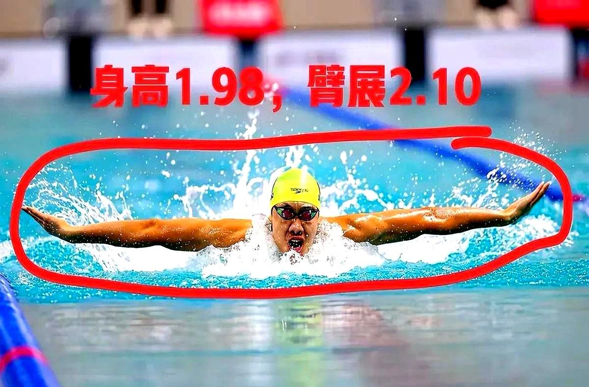 身高1米98，臂展2米19，这数据往那一摆，金煐汎那胳膊就跟安了加长杆似的。旁