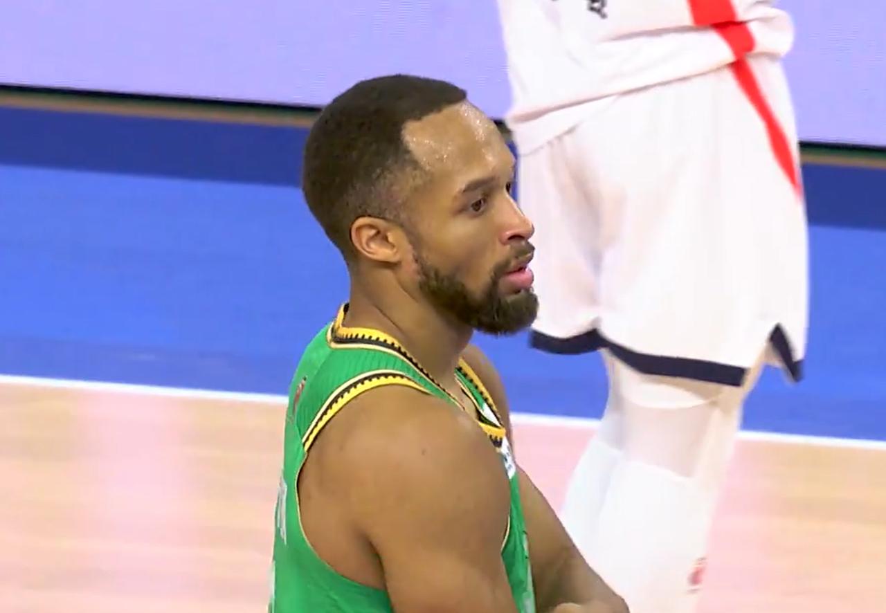 不甘心！很难过！布朗非常希望留在辽宁队，把老婆和孩子都带到了沈阳生活……昨晚，