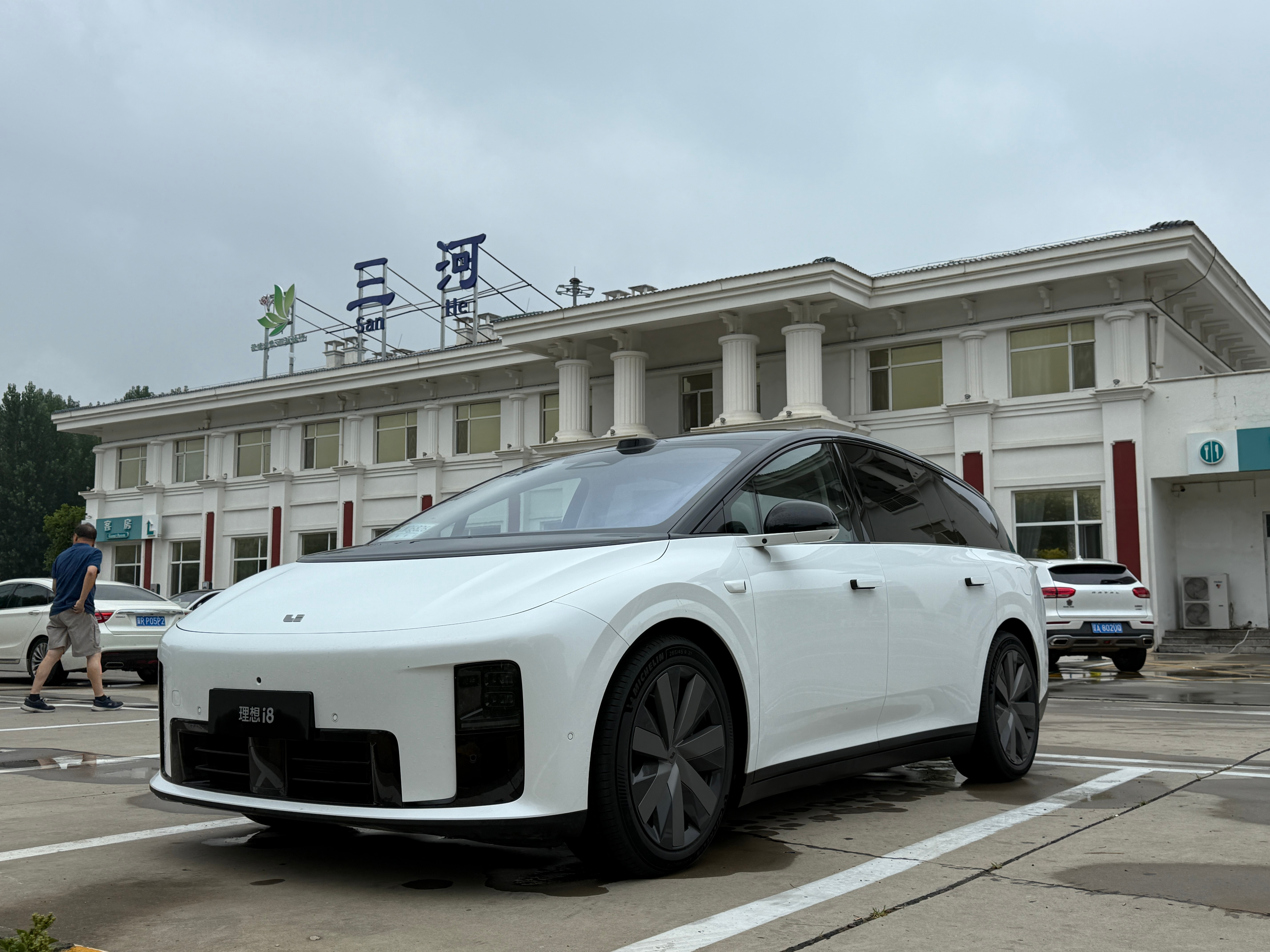干活儿，今儿拍理想i8，我最爱的白色！​​​