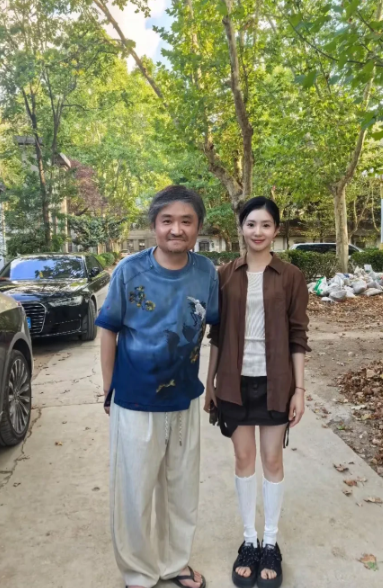 刘浩存拍摄《主角》，苗阜与其合影，太有喜感。一个不修边幅，像森林里生活了半个月