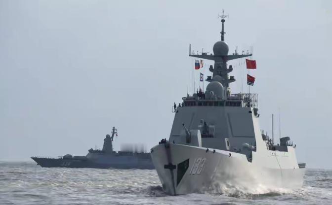 阵仗是不是太大了！国外博主曝光中国在南海集中庞大的双航母战斗群最近一段时间，