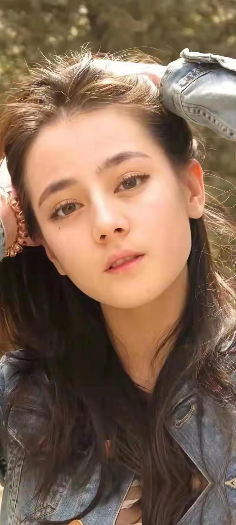 这张脸真的很好看很漂亮的。没有一处是长歪的，连头发丝都是美丽的。五官都长的很