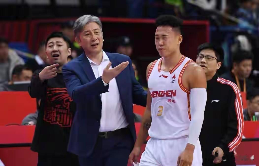 看到山东大汉贺希宁狂砍43分，真羡慕深圳男篮有个厉害无比的后卫，要是山东男篮拥有