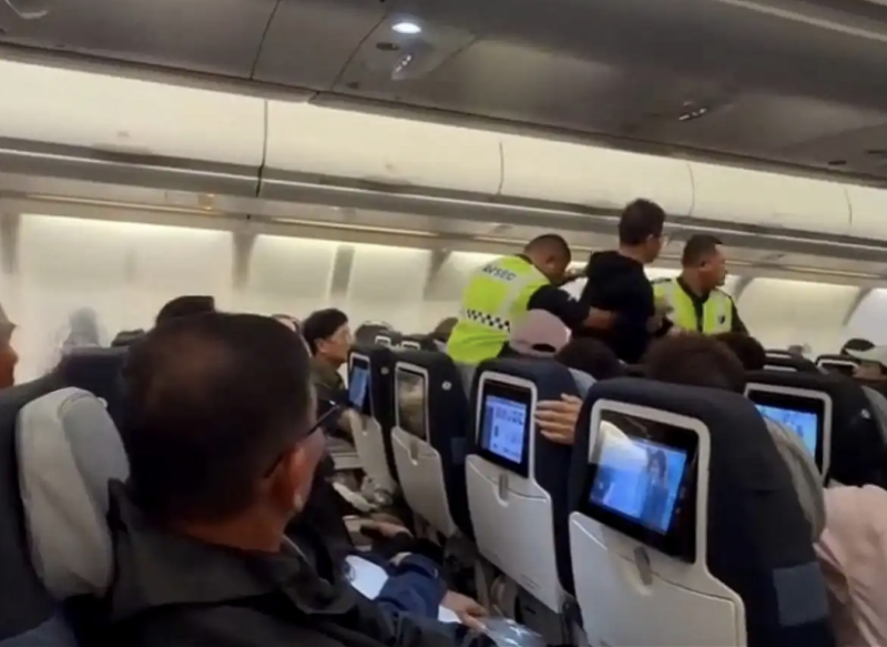 男乘客疑似“拍打空姐臀部”被带离