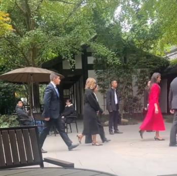 西班牙王后被网友偶遇，一袭红裙美得光彩照人！11月11日西班牙王后抵达成都第二天