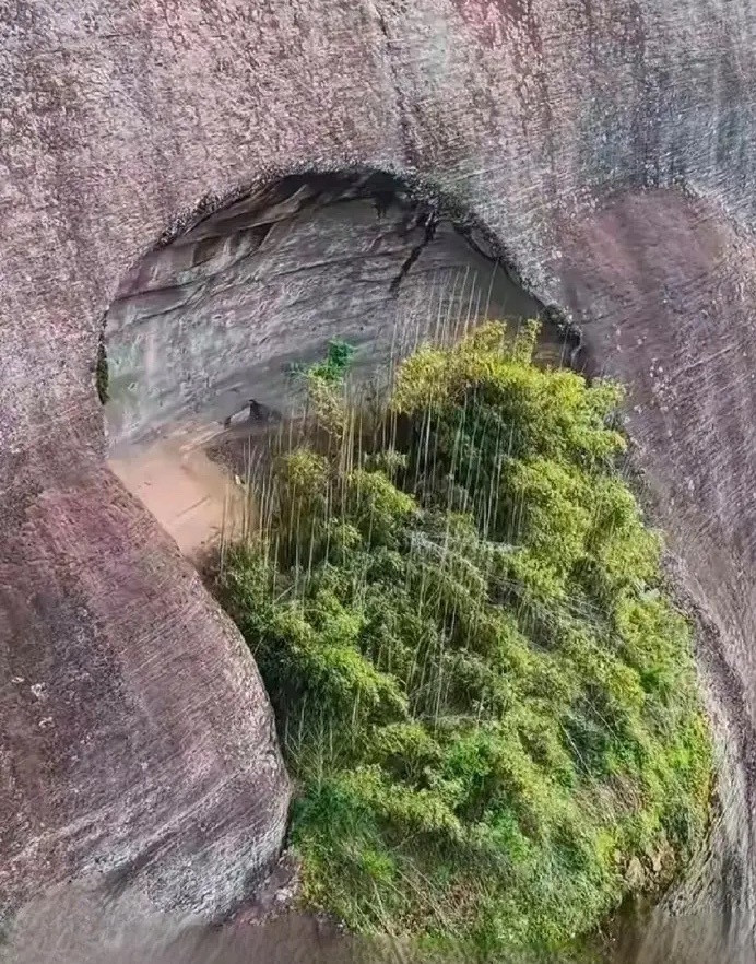 悬崖峭壁上竟有这样一处世外桃园，据说是古人躲避战乱的地方。