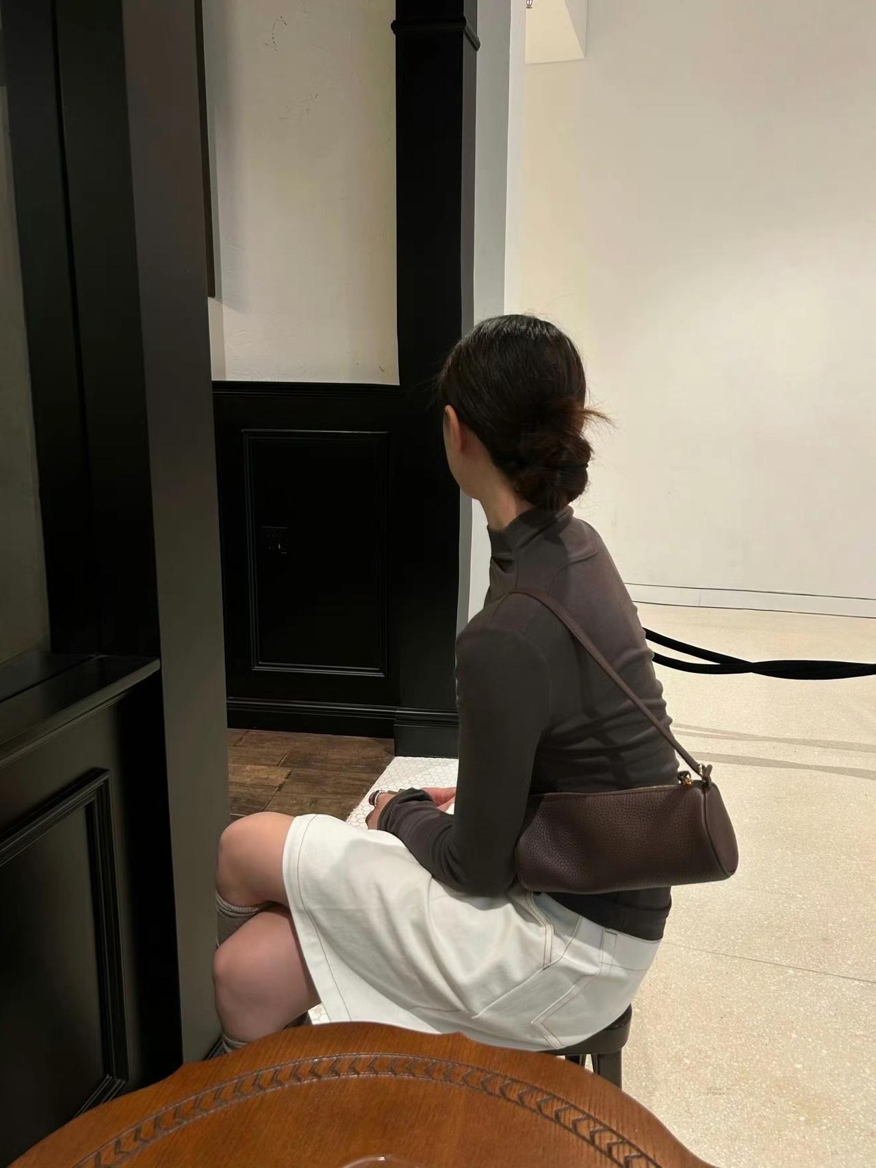 女朋友月工资达到8000块钱了！她还瞒着我不说，她的同事也是我认识的人，那天吃