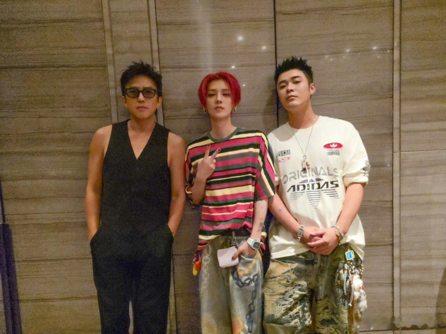 鹿晗关晓彤分了就分了，但是浪好像要他们自己官宣下分手，才肯放过他们。关晓彤已经