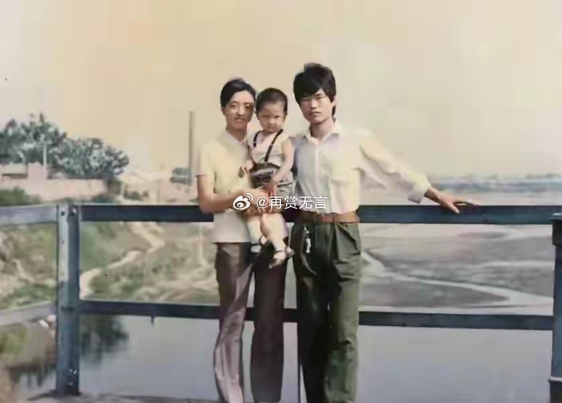 38年前抱儿子，38年后抱孙子。
