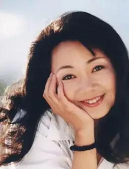 1991年，萨日娜为能分到11平米房子，258元彩礼就嫁给同学潘军。婚后她被嫌弃