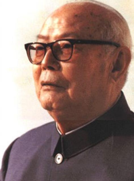 在1978年的那个秋夜，一位资深革命家紧急召见国家领导人，传递出必须适应时代变迁