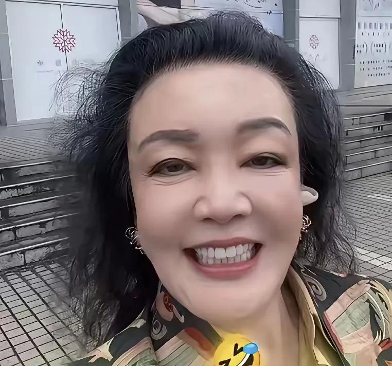 兰姐儿子直播公开说兰姐，当众让母亲难堪，尽显无担当与幼稚，67岁的兰姐一