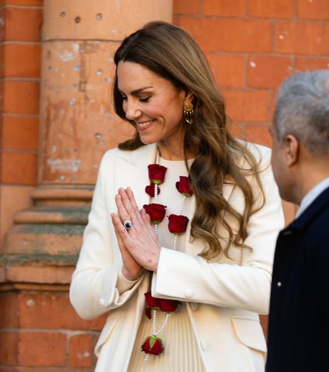 44岁凯特王妃新照，唇红齿白，侧颜美翻！3月5日英国王妃凯特一个人到访莱斯特，和