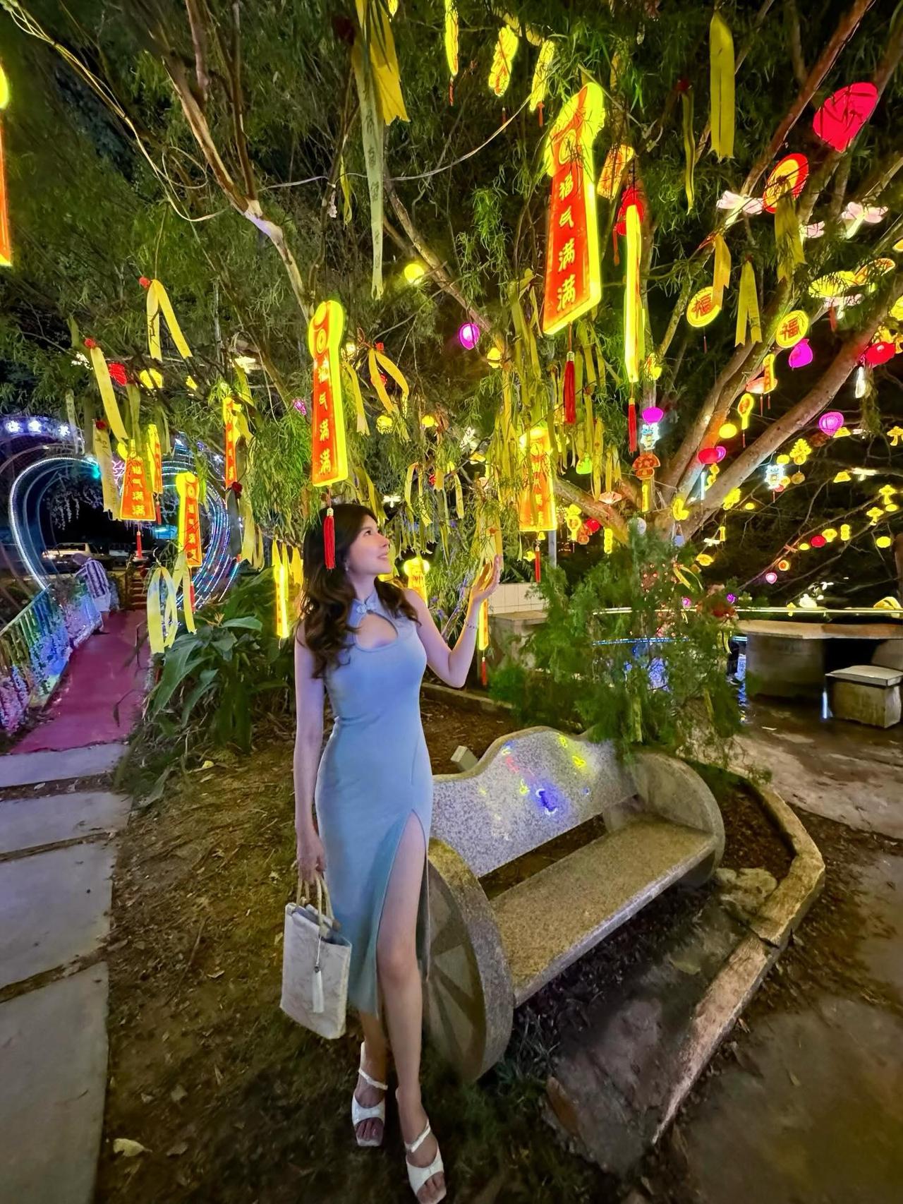 精品街拍图片分享夜色里的祈愿树下，许你一世灯火阑珊街拍照景街景漫步照街景街拍