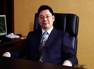 北大毕业，国家包分配。李非列把那张纸扔了，一个人去了深圳。九十年代初，学长