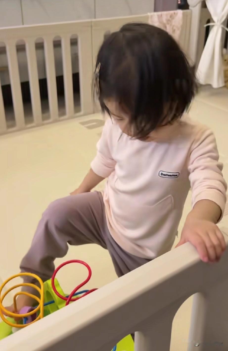 看来小十一是真喜欢梁叔叔啊。昨天周雨媳妇更新了动态，她和十一说看爸爸比赛，十一