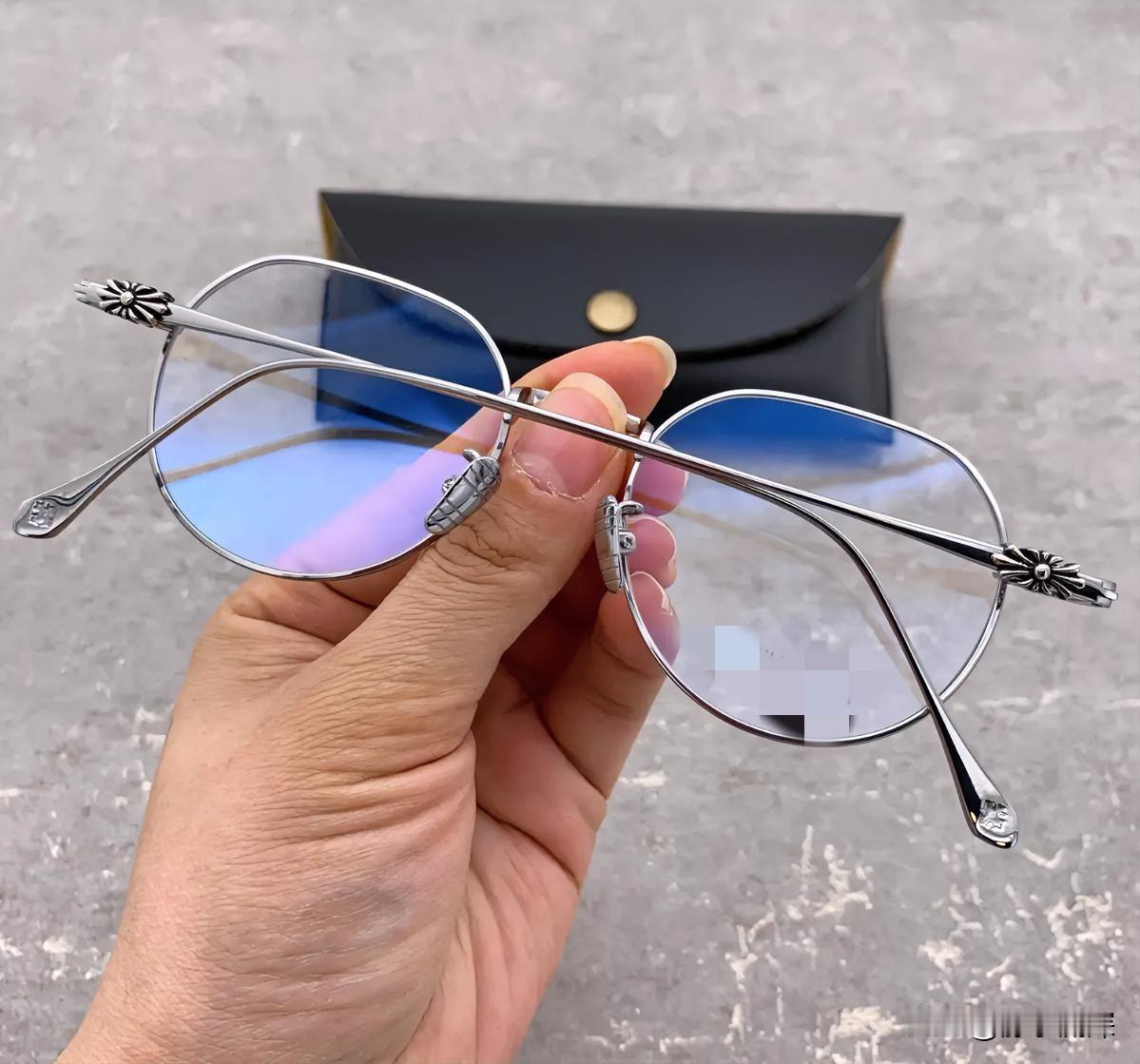 江苏丹阳出厂价15元的镜片，实体店标价799元，溢价超50倍。就算打3折，还有1