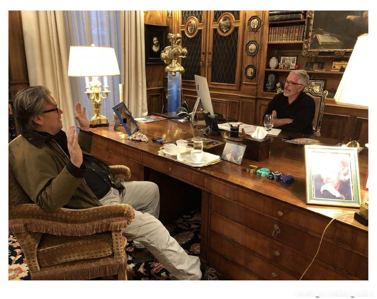 美国众议院监督委员公布了爱泼斯坦庄园的最新照片照片中再次出现比尔盖茨，史蒂夫