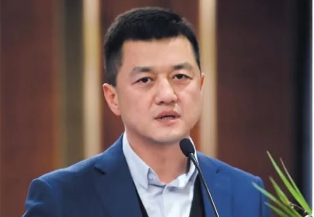 看到李亚鹏把幼儿园无偿转让了，我跟老公说，李亚鹏还真是个有爱心的人！老公却说
