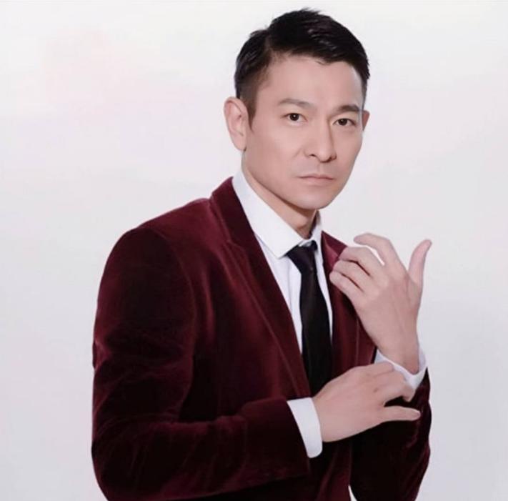 吴京问刘德华:“你一天喝多少杯咖啡？”刘德华说:“我一天喝二十几杯咖啡。”吴京十