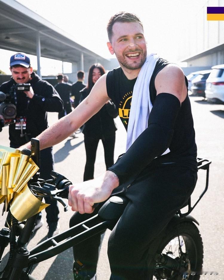 NBA最好的队友，东契奇给湖人全体人员送出103辆电动车!今天湖人虽然没有比