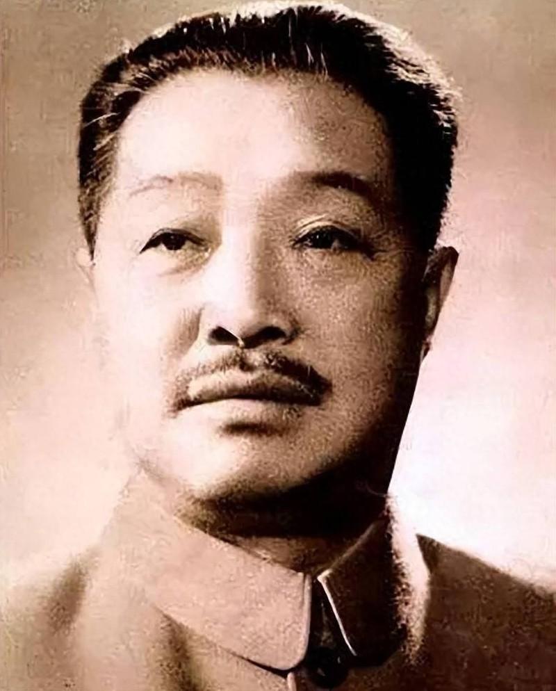 1916年,20岁的贺龙提着两把菜刀,带21个人夜里走了90里山路。他们冲进