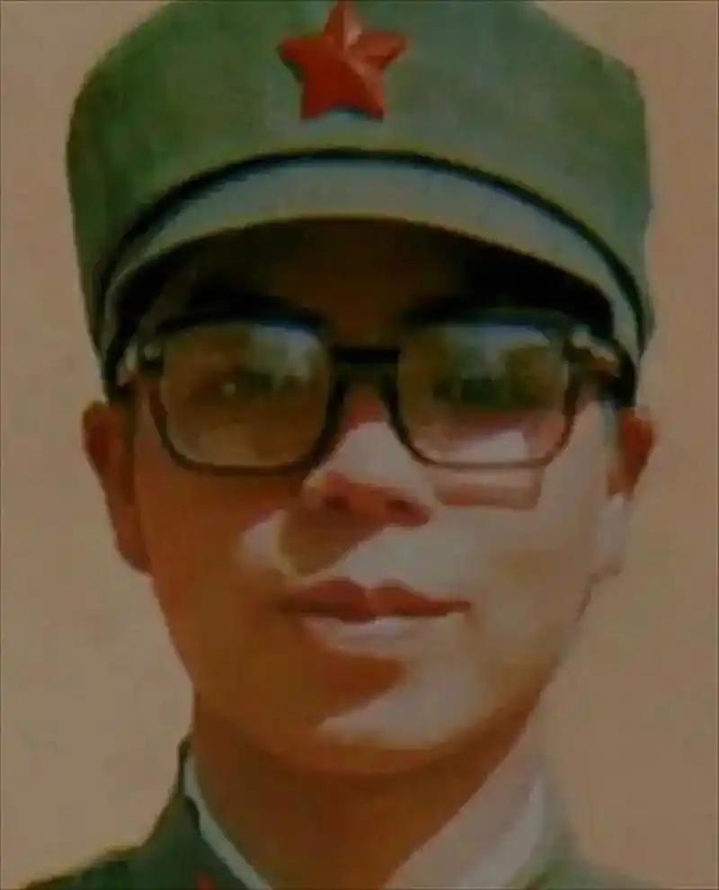 1984年，22岁的士兵陈洪远在老山地区迷路后，误入一个山洞。黑暗中，他发现洞内