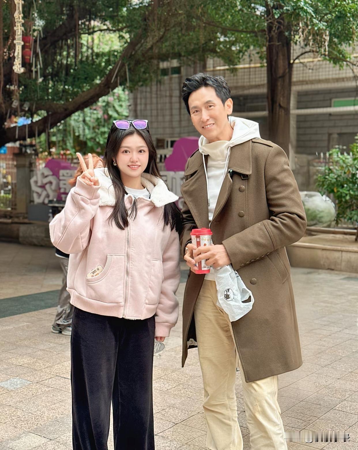 57岁马德钟现身广州街头，他看起来好年轻，穿衣打扮有型，身材又高又瘦，气质太好了