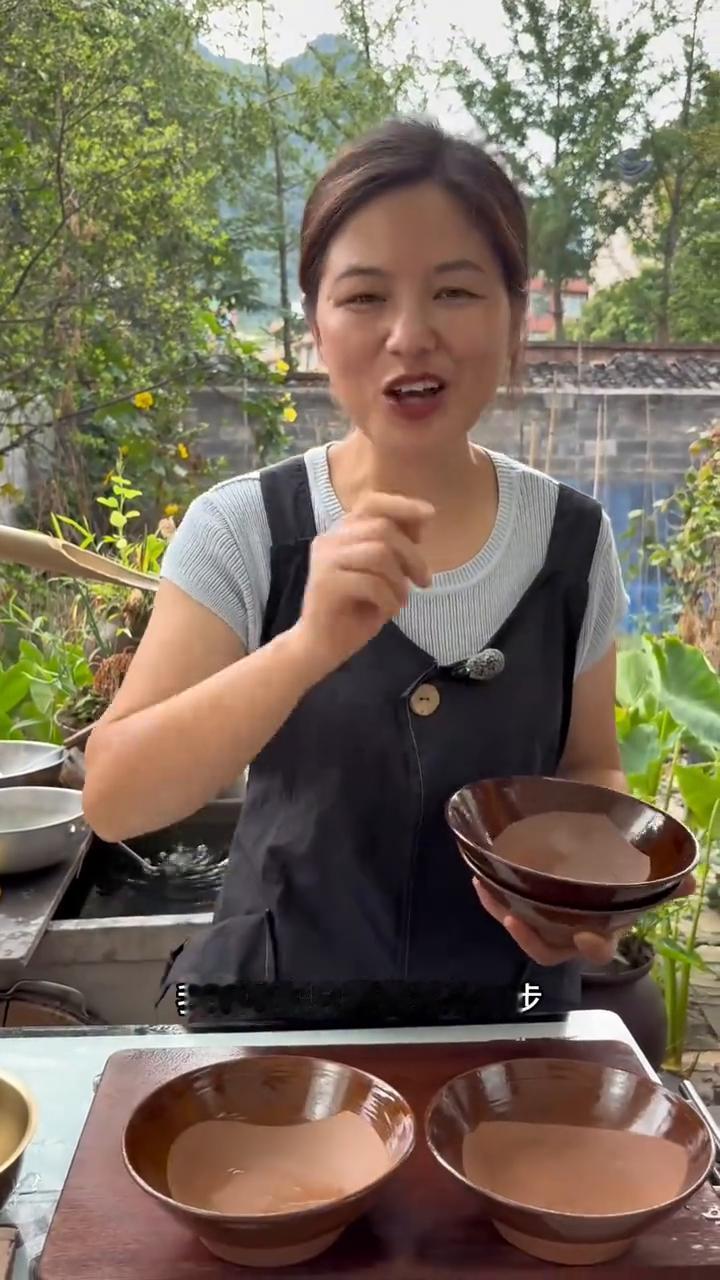 荷包蛋。你们在家煮鸡蛋时候千万不要开水下锅煮，这样煮的荷包蛋又圆又好看。今天英