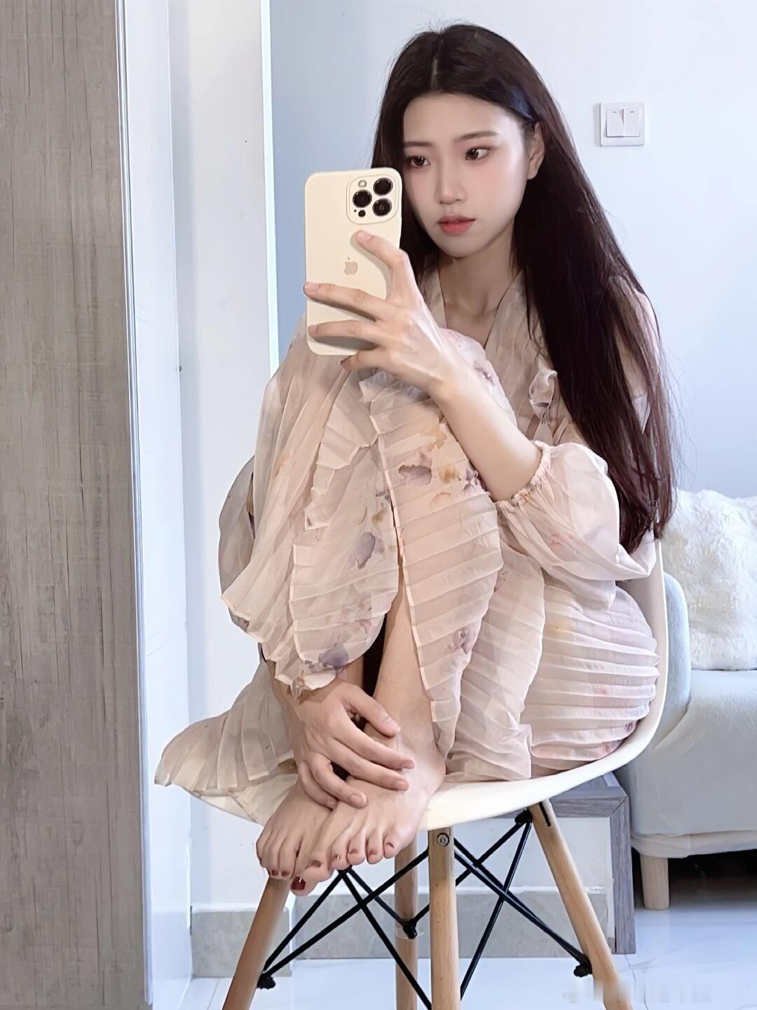 芙蓉不及美人妆，水殿风来珠翠香