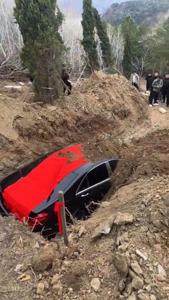 钱多无处花，奔驰作陪葬。4月9日，辽宁省辽阳市弓长岭的企业家金某71岁的父亲离世