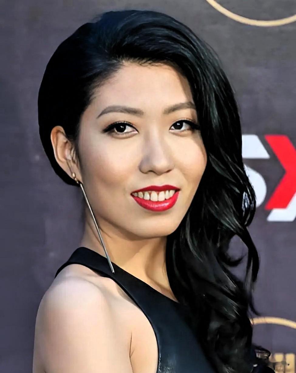 面相学真的骗不了人。不信你看曲婉婷。她颧骨高中庭长、额头高但窄，这种面相在面