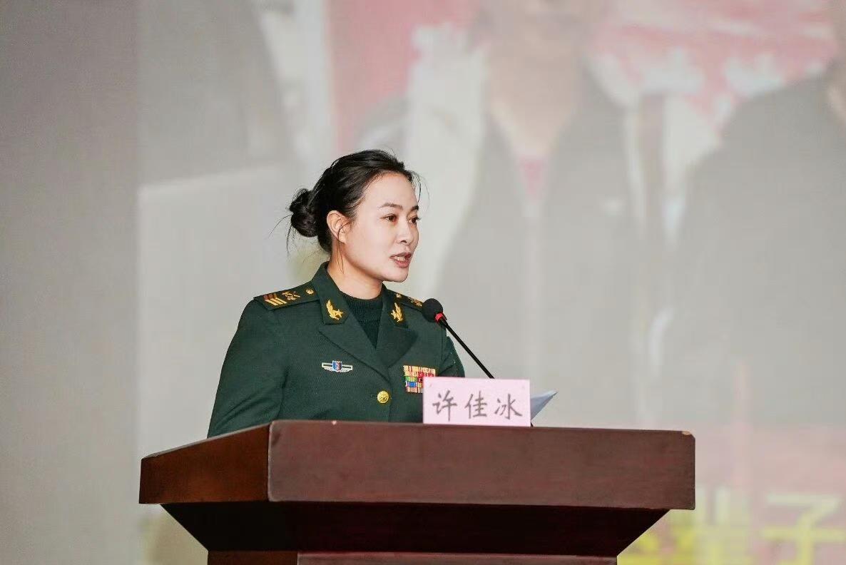 三级军士长许佳冰，五排勋表，超吸睛……谁说只有男兵本领强，许佳冰这样的女兵照