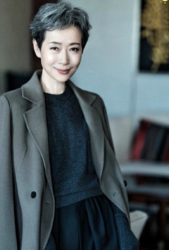 叶童回应亲哥哥李忠宁当保安。叶童说，我知道他现在在香港当保安，收入很低，但我