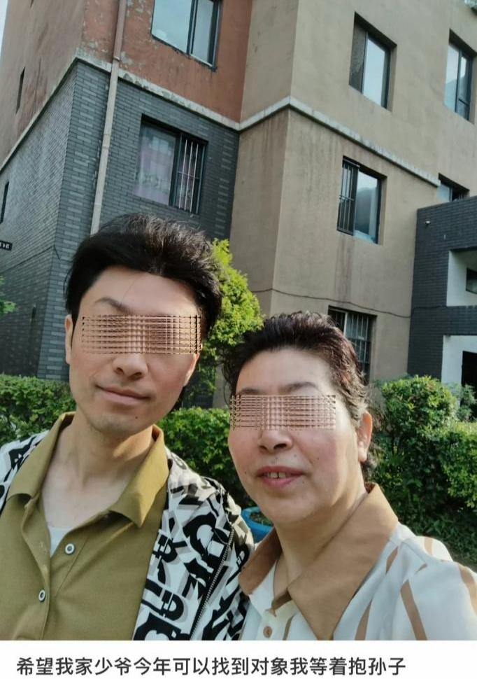 送孩子出国留学真的会有意想不到的“惊喜”。沈阳大妈高调给30岁海归儿子征婚，要
