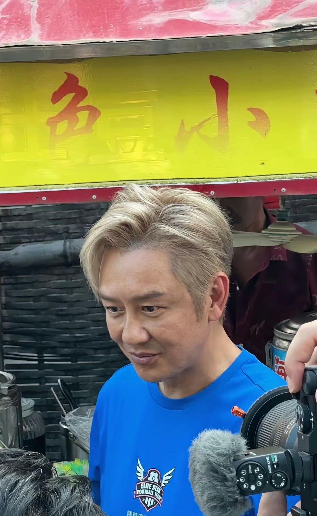 57岁的陈浩民被路人拍到的状态,看着咋样啊?医美痕迹是不是特别明显?