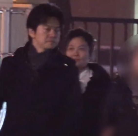 别吹李健“清流”了，他街边脱鞋抖个沙子，你转身就得花2580元去看他演唱会。