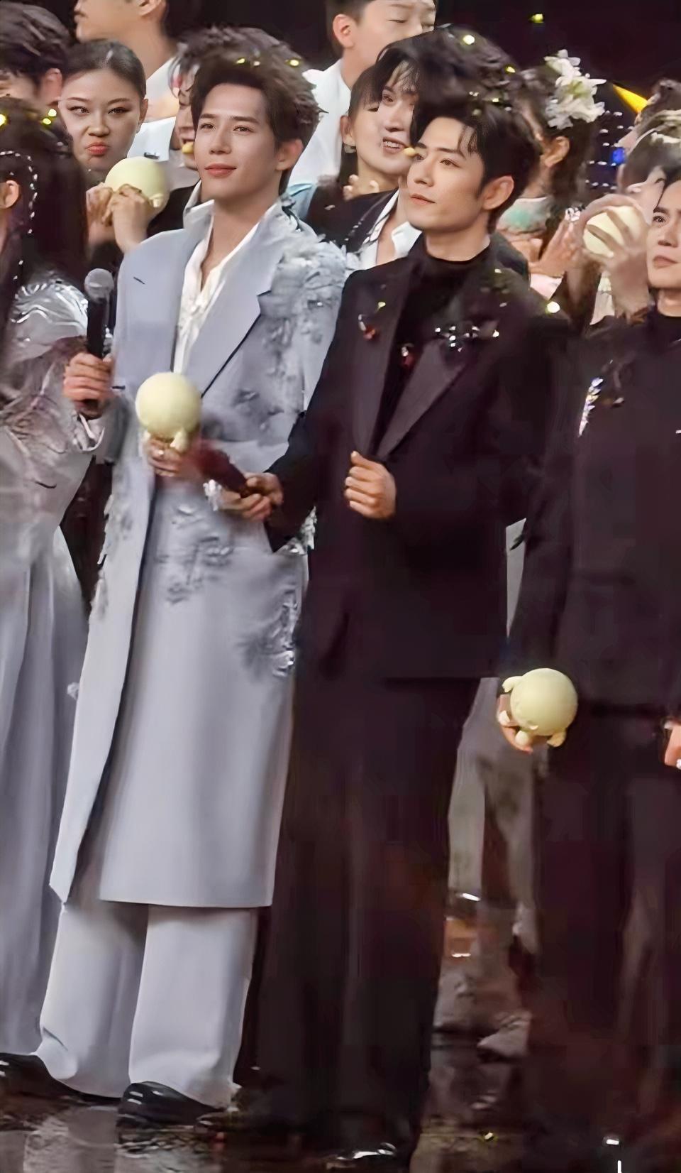 和年轻水灵的王安宇同框，肖战都被衬成“老菜帮”了记得《陈情令》时期，他也是白白